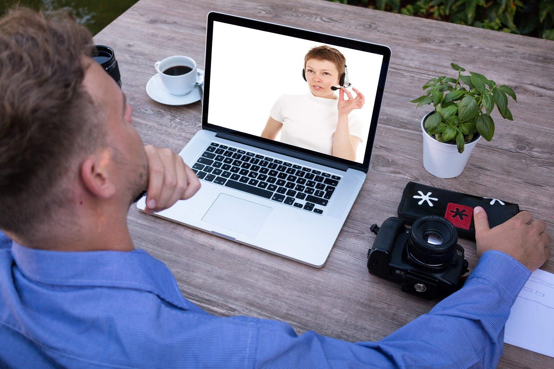 Unternehmer Skyp Interview Bewerberin Pixabay webinar-4216601_1920